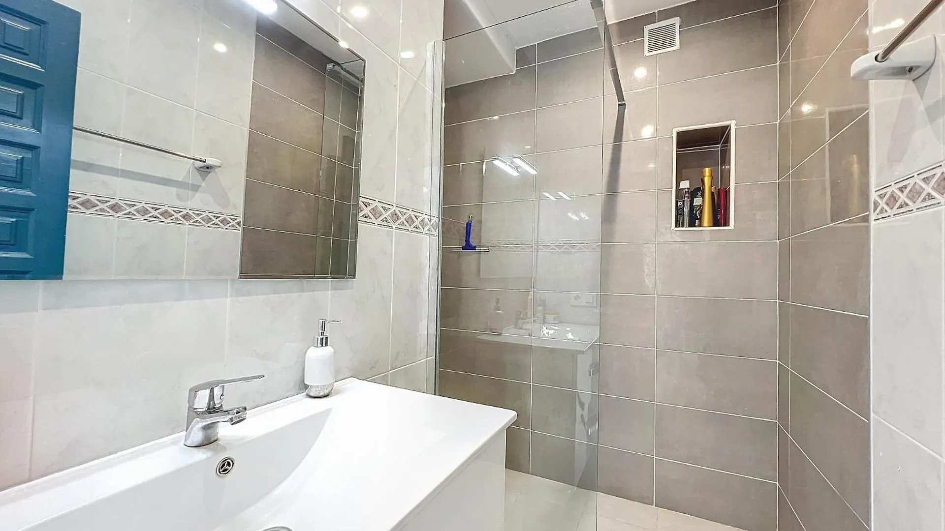 Gran Canal - Apartamento Visto Al Mar, 50 M De La Roses 0*,