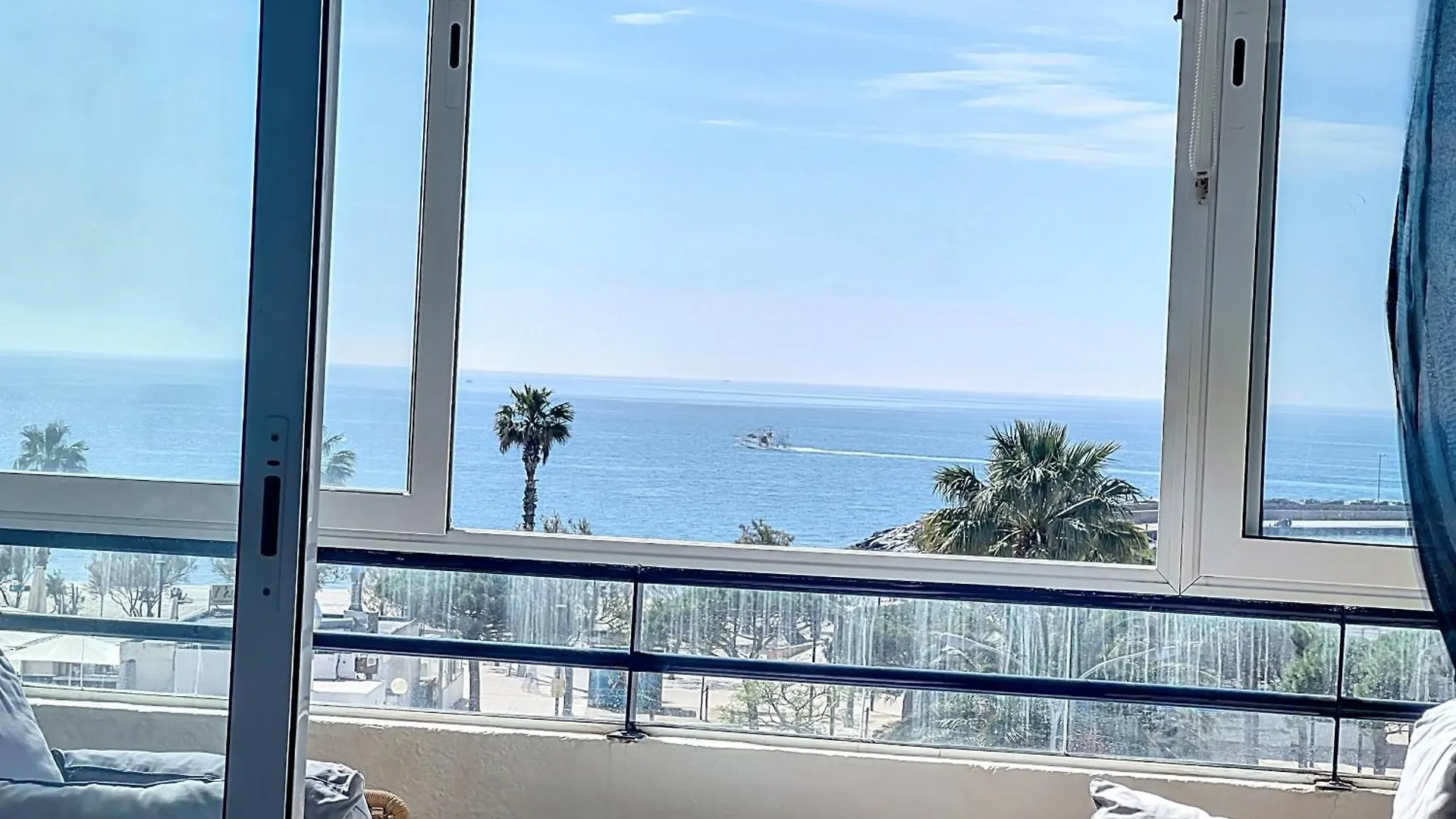 Apartment Gran Canal - Apartamento Visto Al Mar, 50 M De La Roses Spain